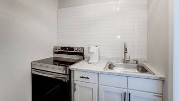 Een koelkast, een microgolfoven, een kookplaat