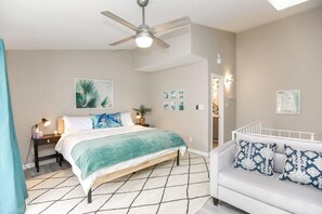 2 Schlafzimmer, Schreibtisch, Bügeleisen/Bügelbrett, Reisekinderbett