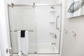 Badewanne, Haartrockner, Handtücher