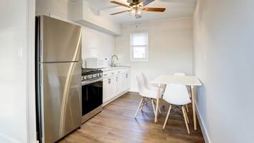 雪櫃、微波爐、焗爐、爐具