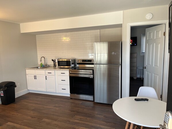 Réfrigérateur, four à micro-ondes, un four, surface de cuisson