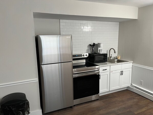 Refrigerador, microondas, horno y parrilla de estufa 