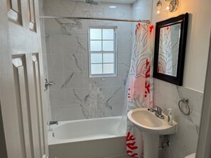 Bathtub, hair dryer - Deluxe Queen One Bedroom Suite 103 (Wildwood)