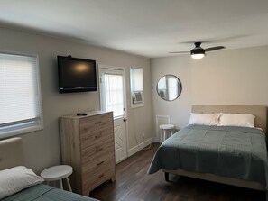 1 bedroom, WiFi, bed sheets - Deluxe Queen One Bedroom Suite 103 (Wildwood)