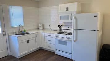 Een koelkast, een microgolfoven, een oven, een kookplaat