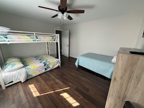 2 bedrooms, WiFi, bed sheets - Deluxe Two Bedroom Suite 106 (Wildwood)
