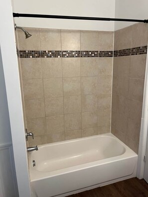 Bathtub, hair dryer - Deluxe Two Bedroom Suite 106 (Wildwood)