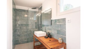 A modern bathroom with a glass-enclosed shower, a white sink, and a wooden vanity. - Sologne house in the heart of nature, 15 minutes from Chambord Castle! (La Ferté-Saint-Cyr)