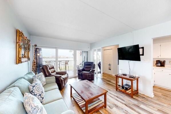 TV - Waterfront condo with pool, central AC, washer/dryer, and WiFi (Fort Walton Beach)