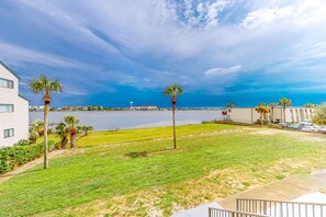 Property grounds - Waterfront condo with pool, central AC, washer/dryer, and WiFi (Fort Walton Beach)