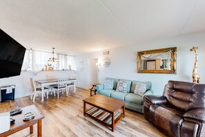 TV - Waterfront condo with pool, central AC, washer/dryer, and WiFi (Fort Walton Beach)