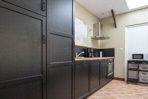 Kühlschrank, Mikrowelle, Ofen, Geschirrspüler