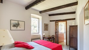 Un dormitorio con una cama, un escritorio y un armario.