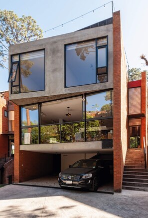 المنشأة من الخارج