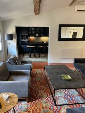 TV - The Bell Tower Apartment (Aix-en-Provence)