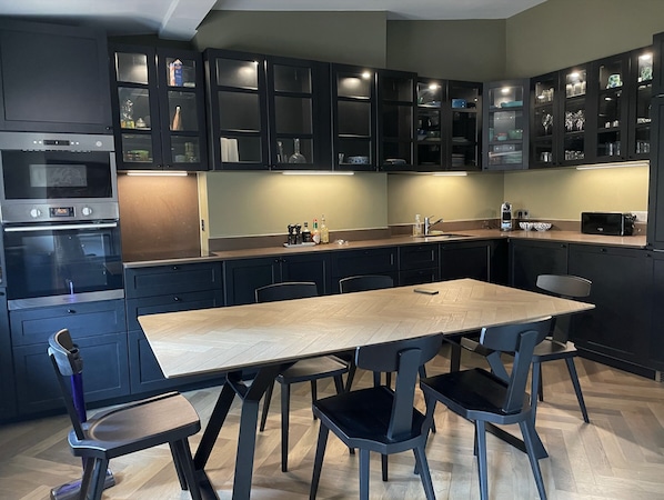 Jääkaappi, mikroaaltouuni, uuni, liesi