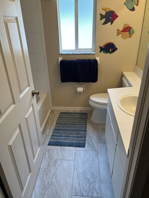 Ensemble douche/baignoire, sĂšche-cheveux, serviettes fournies, savon