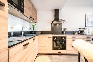 Fridge, oven, dishwasher, coffee/tea maker