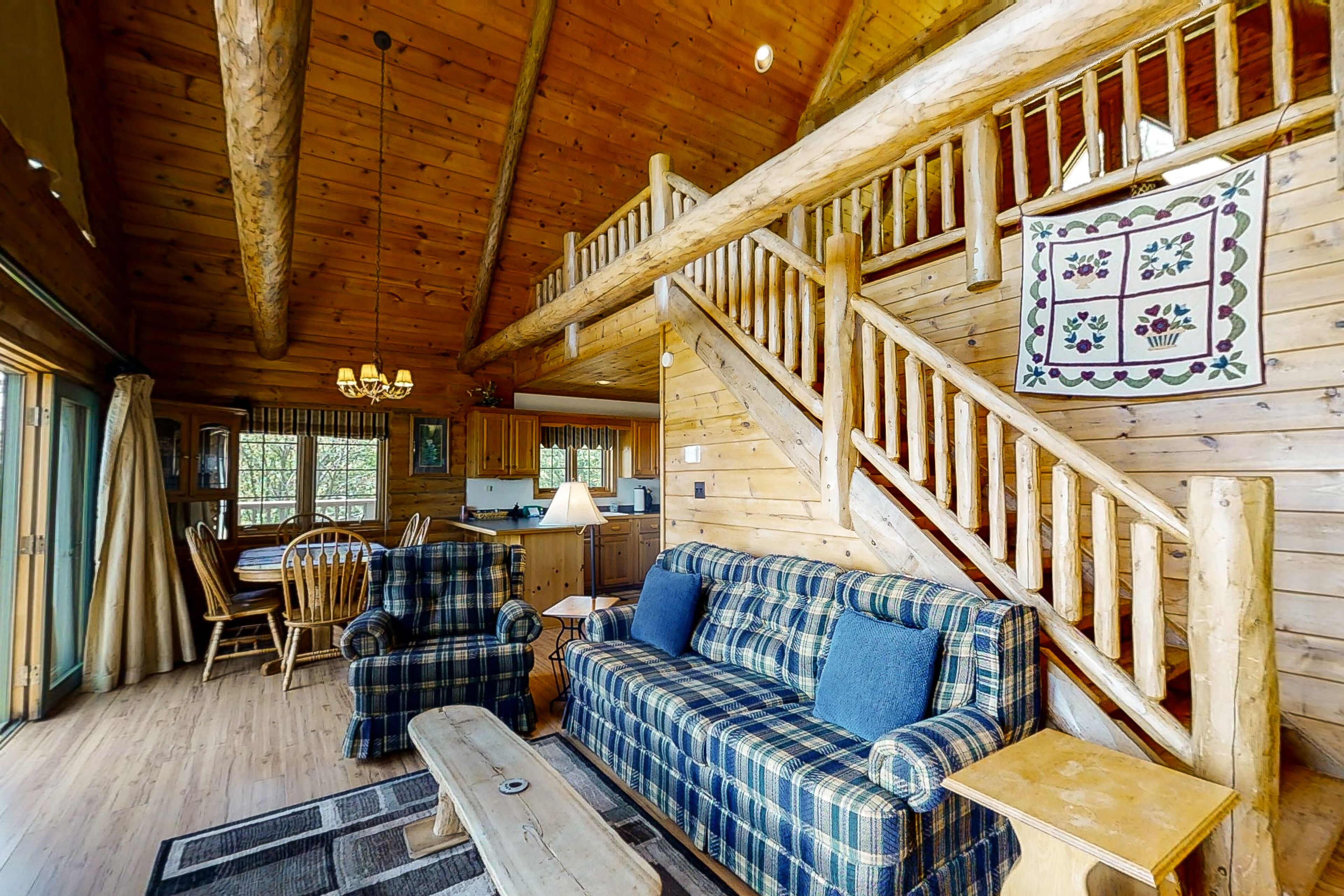 Dog-friendly cabin w/jetted tub, pool table, washer/dryer, gas grill, firepit