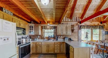 3-story lakefront rustic cabin w/pool table, private hot tub, gas fireplace, A/C