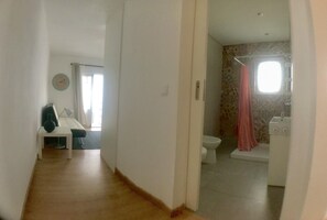 Suihku, hiustenkuivaaja, bidee, pyyhkeet