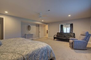 2 bedrooms, iron/ironing board, travel crib, free WiFi - Walkout: Raspberry Mountain Family Farmhouse (Monument)