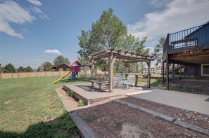 Outdoor dining - Walkout: Raspberry Mountain Family Farmhouse (Monument)