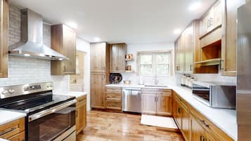 Geladeira, micro-ondas, fogão, cooktop