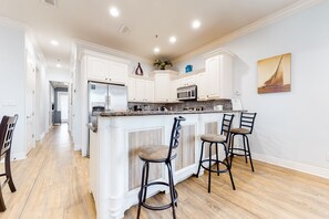 Frigorifero, microonde, forno, piano cottura