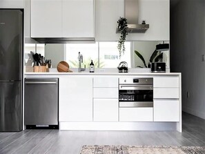 Réfrigérateur, micro-ondes, four, plaque de cuisson