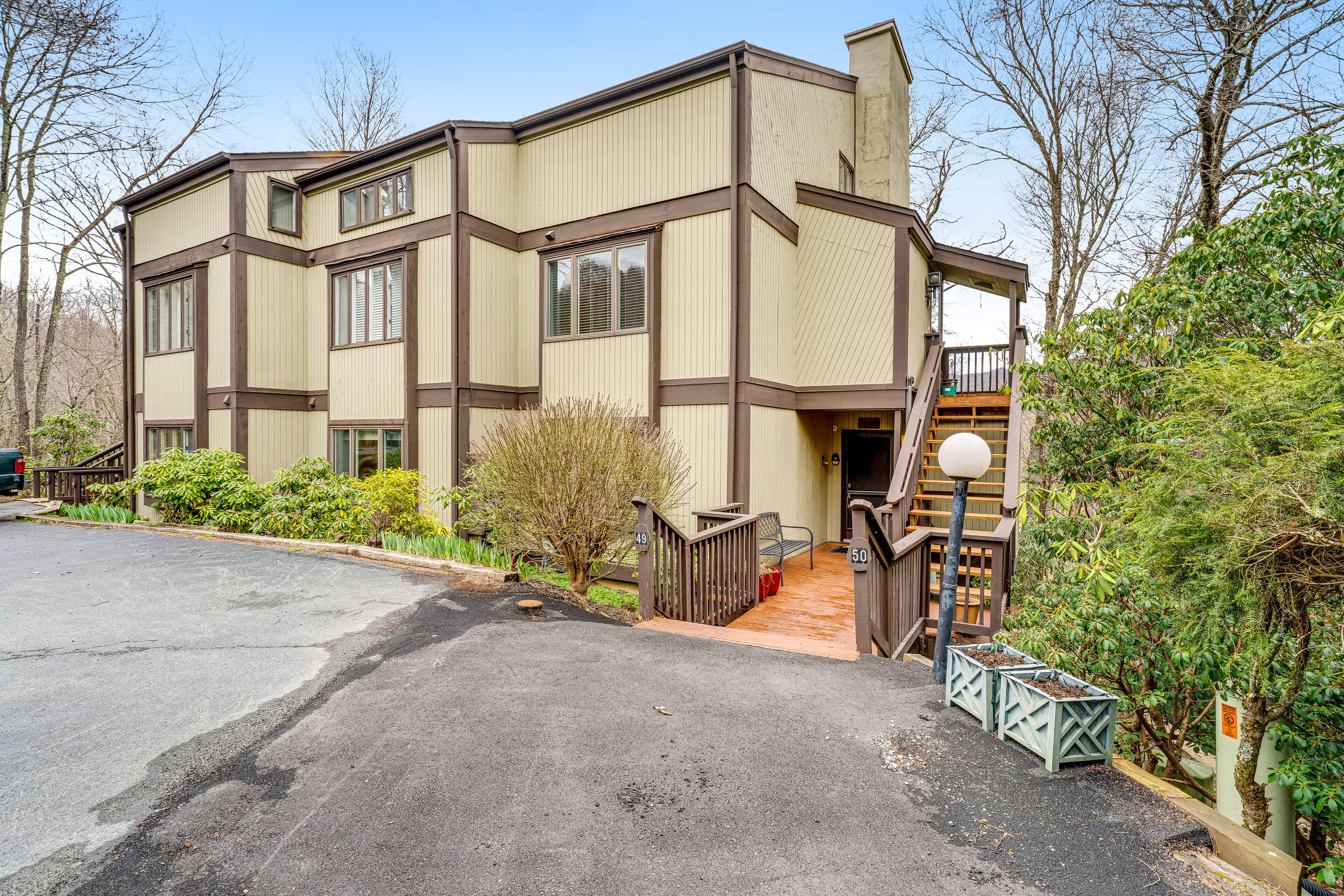 Mountain view condo with deck, gas fireplace, WiFi, W/D, & central AC