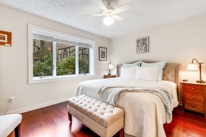 2 bedrooms, iron/ironing board, internet, bed sheets