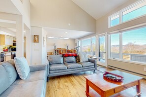 TV, books - Mountain view retreat with fast WiFi, washer/dryer, & central AC (Jackson)