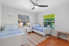 3 habitaciones, escritorio y tabla de planchar con plancha