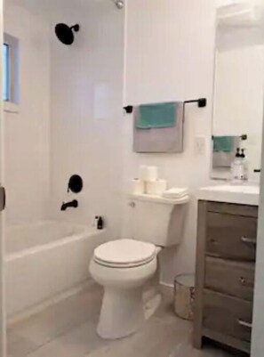 Bathtub, hair dryer, towels, soap - Quiet 3BR spot between downtown AND the mountains (Wheat Ridge)