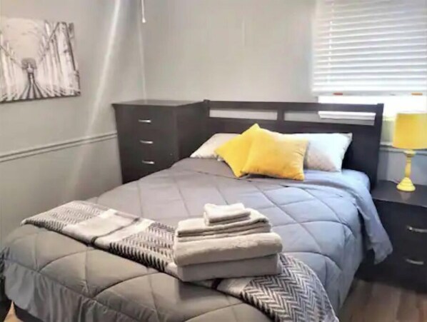 3 habitaciones, tabla de planchar con plancha, wifi y ropa de cama 