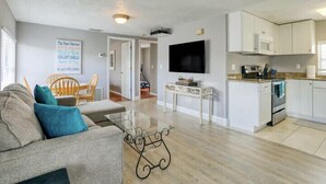Een modern appartement met woonkamer, keuken en eethoek.
