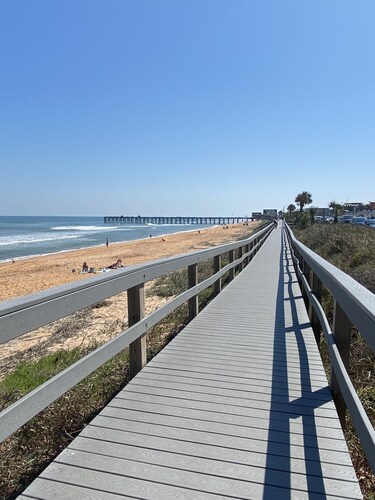 Snowbirds save 50% clean,pet friendly,2 BR -50 ft from Flagler Beach downtown