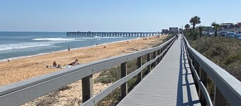 Snowbirds save 50% clean,pet friendly,2 BR -50 ft from Flagler Beach downtown