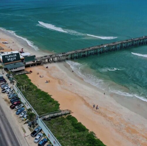 Snowbirds save 50% clean,pet friendly,2 BR -50 ft from Flagler Beach downtown