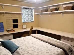 3 habitaciones, escritorio, tabla de planchar con plancha y wifi