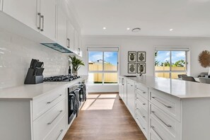 Fridge, microwave, oven, stovetop - Hideaway on Curran - Modern Retreat in CBD, Firepit (Orange)
