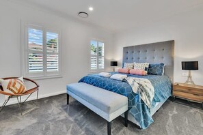 4 bedrooms, iron/ironing board, WiFi, bed sheets - Hideaway on Curran - Modern Retreat in CBD, Firepit (Orange)
