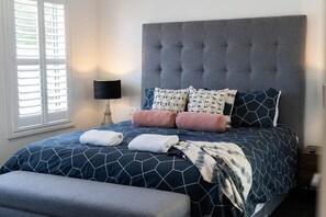 4 bedrooms, iron/ironing board, travel crib, WiFi - Hideaway on Curran - Modern Retreat in CBD, Firepit (Orange)