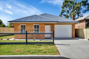 Exterior - Hideaway on Curran - Modern Retreat in CBD, Firepit (Orange)
