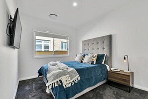 4 bedrooms, iron/ironing board, travel crib, WiFi - Hideaway on Curran - Modern Retreat in CBD, Firepit (Orange)