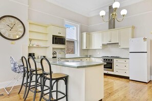Fridge, microwave, oven, stovetop - Kilarra House - Heritage Home Byng St, Sleeps 10 (Orange)