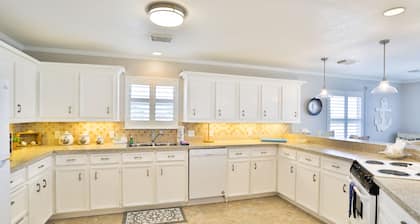 Waterfront oasis with furnished lanai, outdoor kitchen & dock - great location