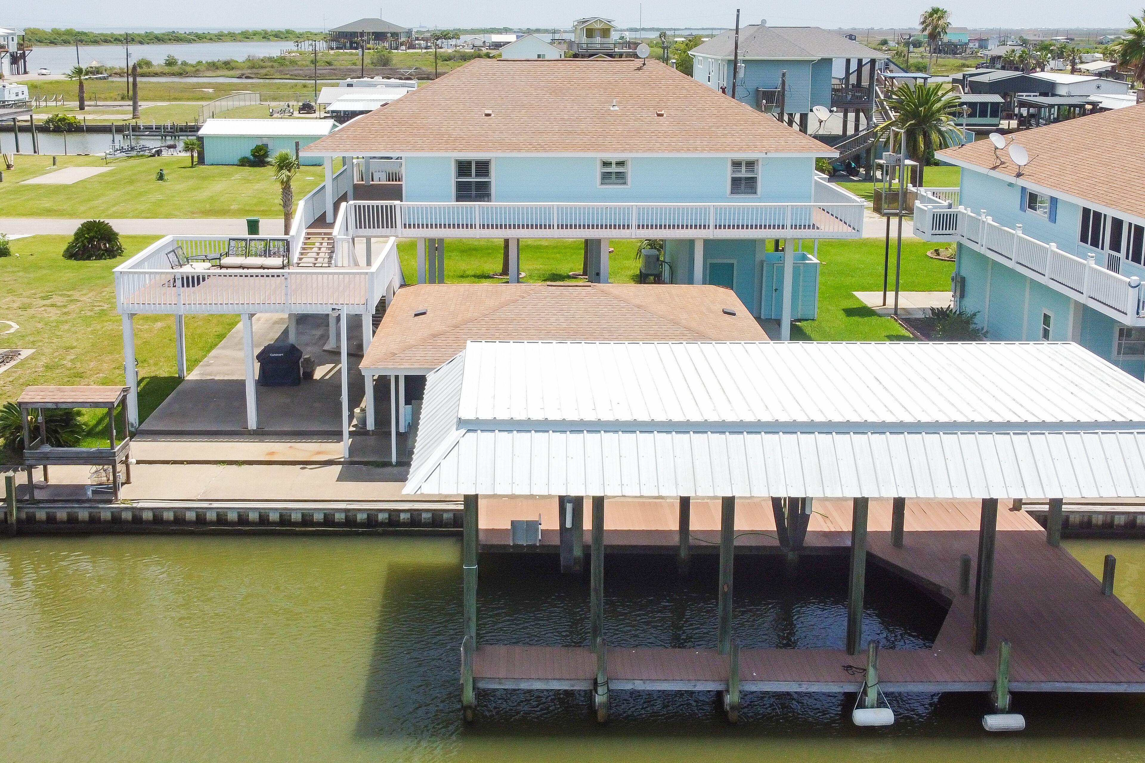 Waterfront oasis with furnished lanai, outdoor kitchen & dock - great location