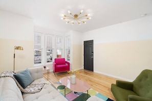 TV - Perfect for Groups! 3BR★Chic & Modern APT near DT! (Providence)